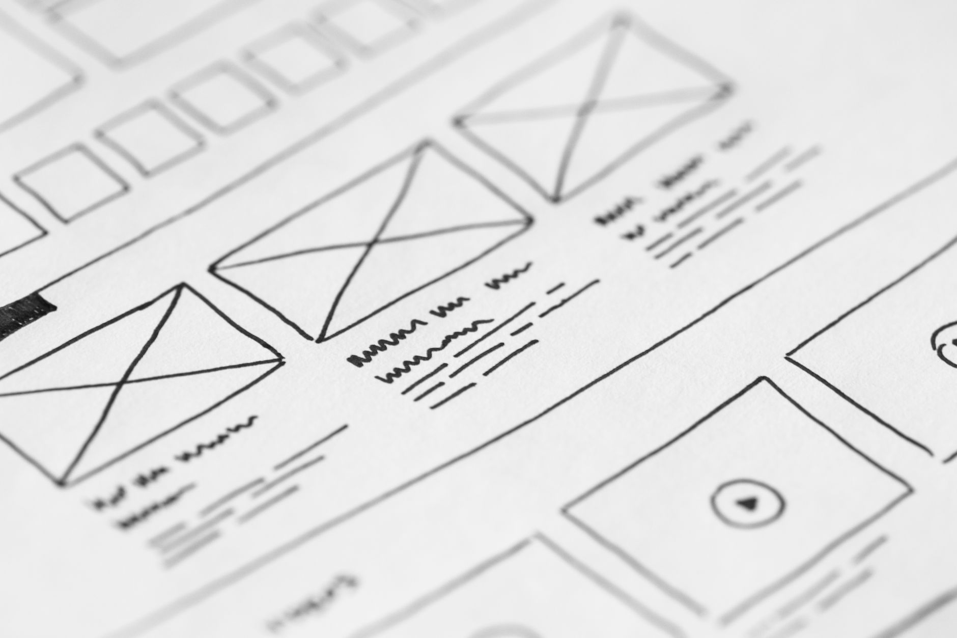 Progetto wireframe disegnato su carta per pianificare la struttura di un sito.